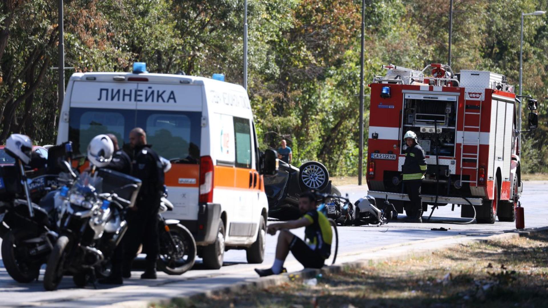 Trafikolycksplats — ambulans, brandbil och polis